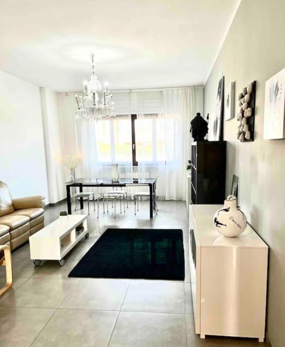 Sun-Kissed Seaside Retreat: Your Pescara Getaway Esterno foto