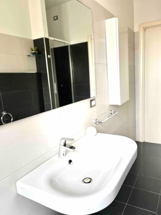 Sun-Kissed Seaside Retreat: Your Pescara Getaway Esterno foto